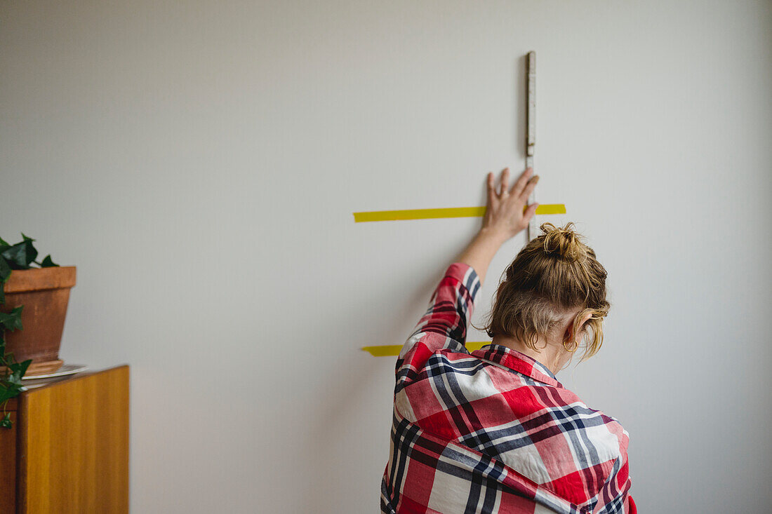 Frau nivelliert Wand