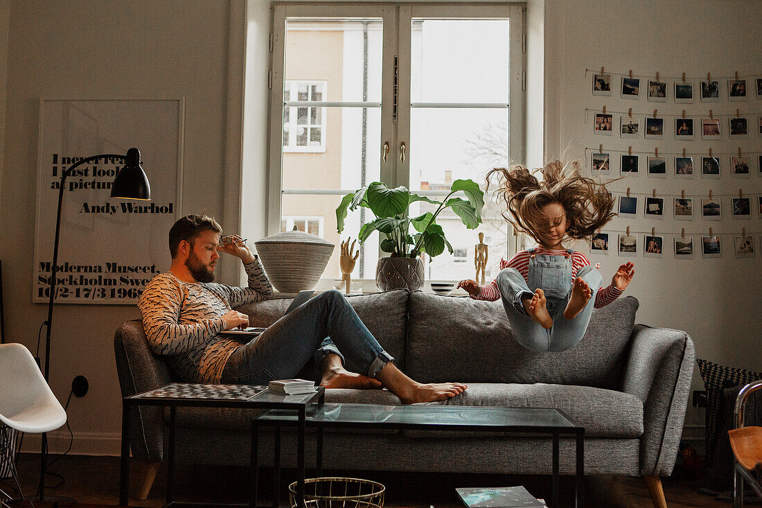 Vater und Tochter auf dem Sofa