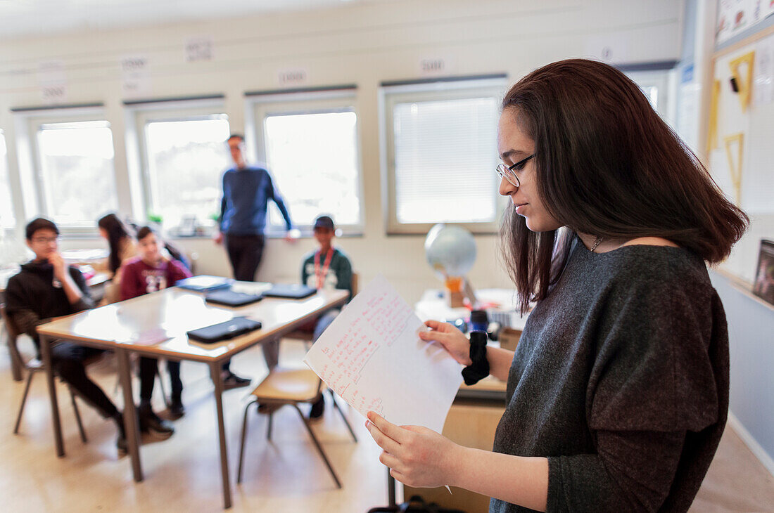 Schülerin im Klassenzimmer