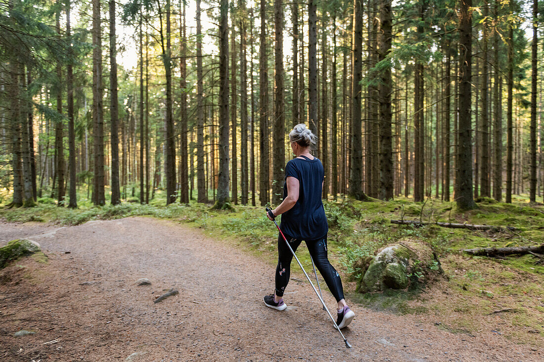 Frau beim Nordic Walking