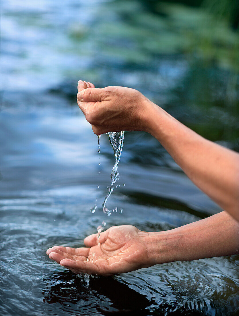 Von der Hand fallende Wassertropfen