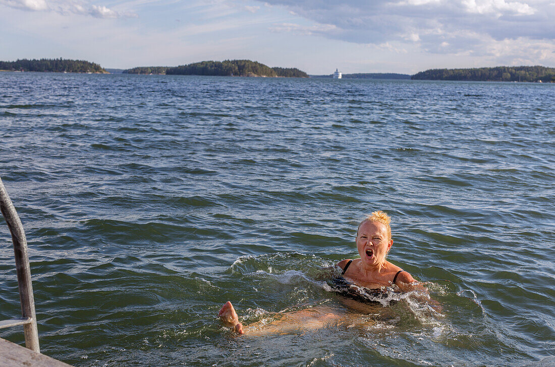 Frau schwimmt im Meer