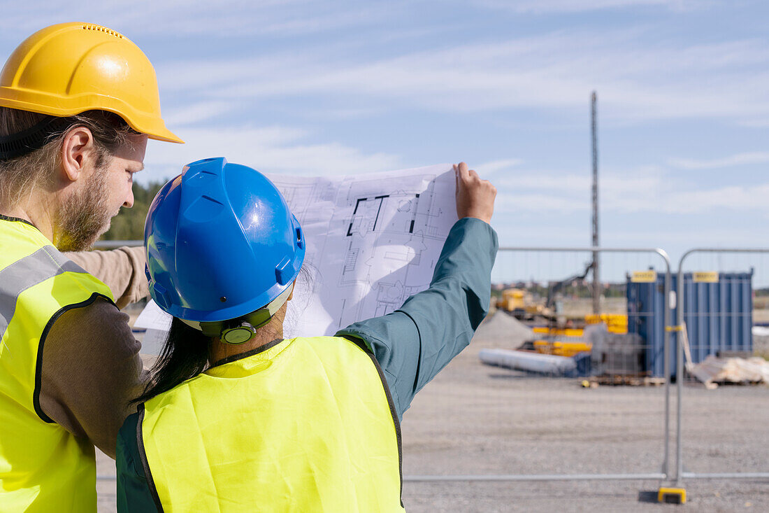 Menschen auf einer Baustelle