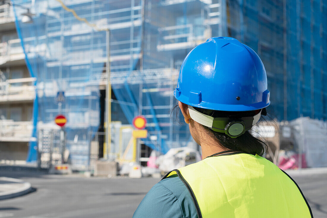 Frau auf einer Baustelle