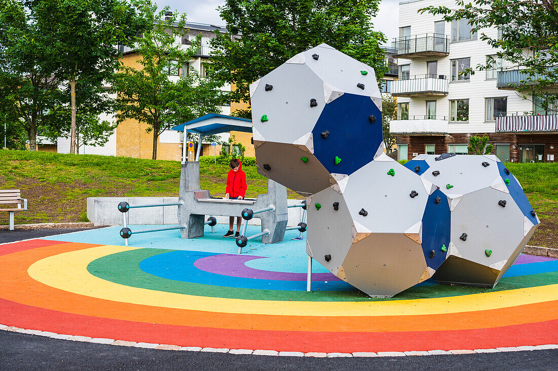 Junge auf Spielplatz