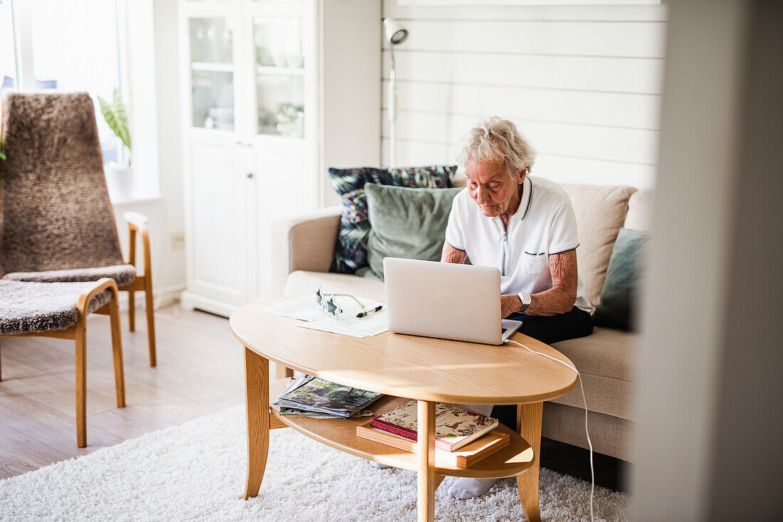 Frau benutzt Laptop