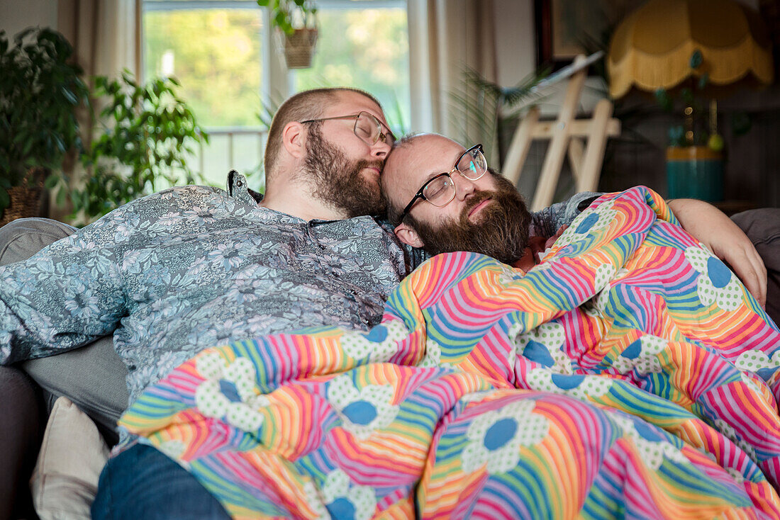 Männliches Paar schläft auf dem Sofa