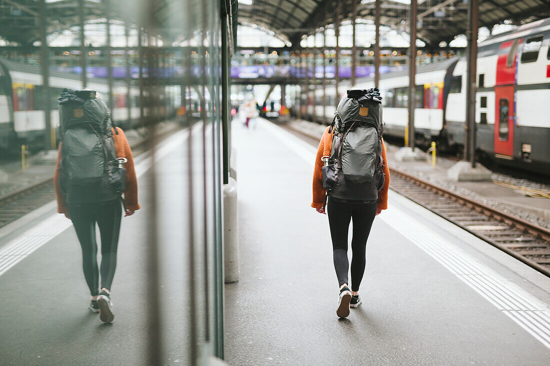 Frau auf dem Bahnhof