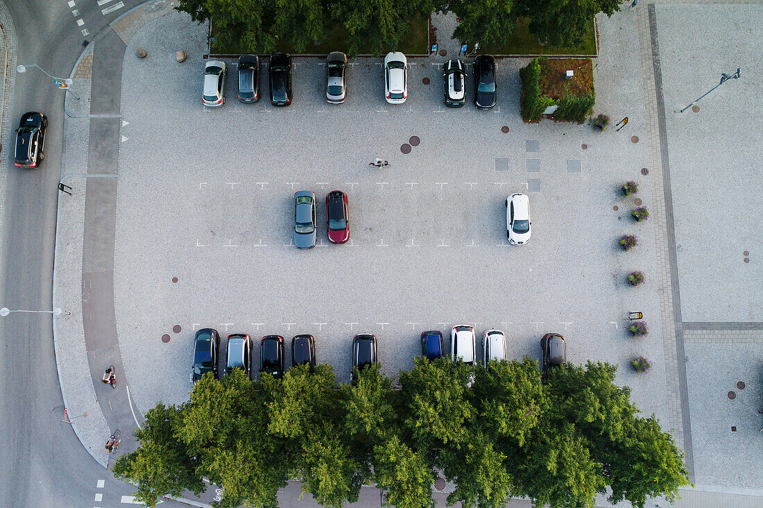 Luftaufnahme eines Autoparkplatzes