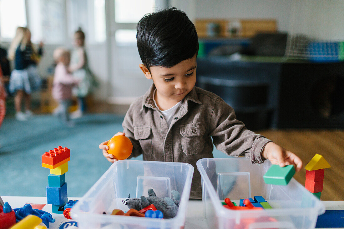 Spielender Junge im Kindergarten