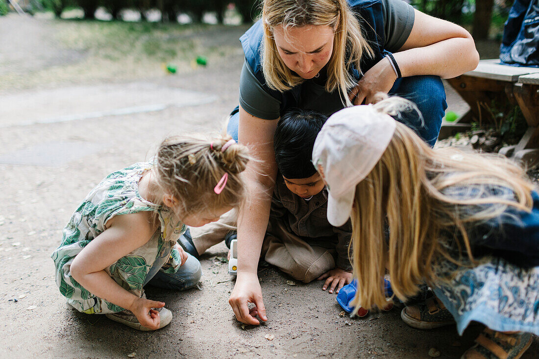 Lehrerin mit Kindern im Freien