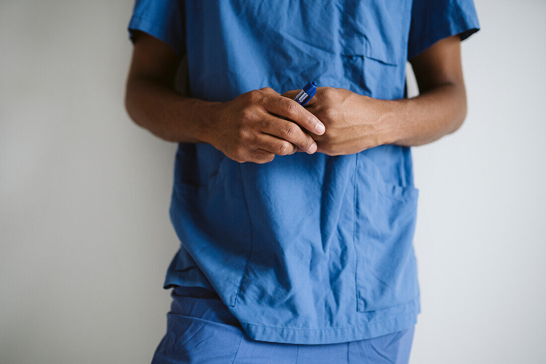 Man wearing scrubs, mid section