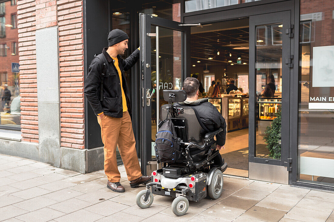 Männer beim Betreten eines Cafés