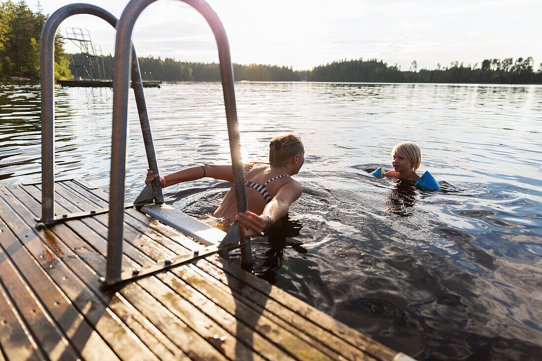 Mutter und Sohn im See