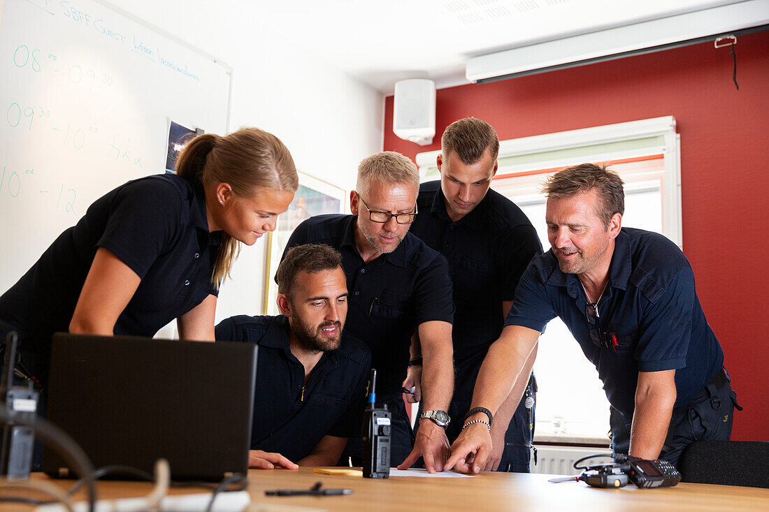 Feuerwehrleute unterhalten sich im Büro