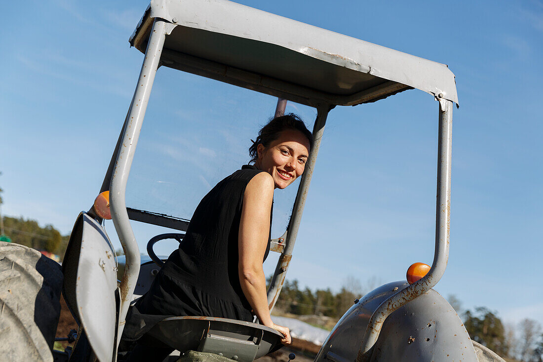 Frau am Steuer eines Traktors