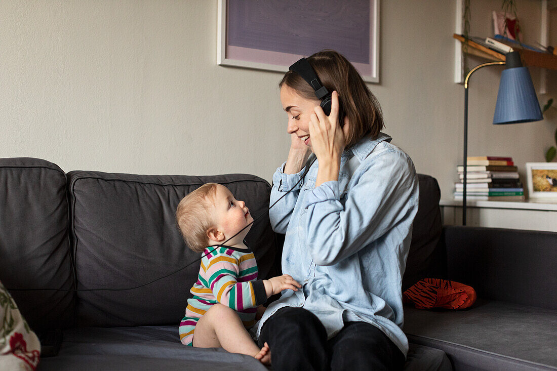 Mutter mit Baby auf dem Sofa