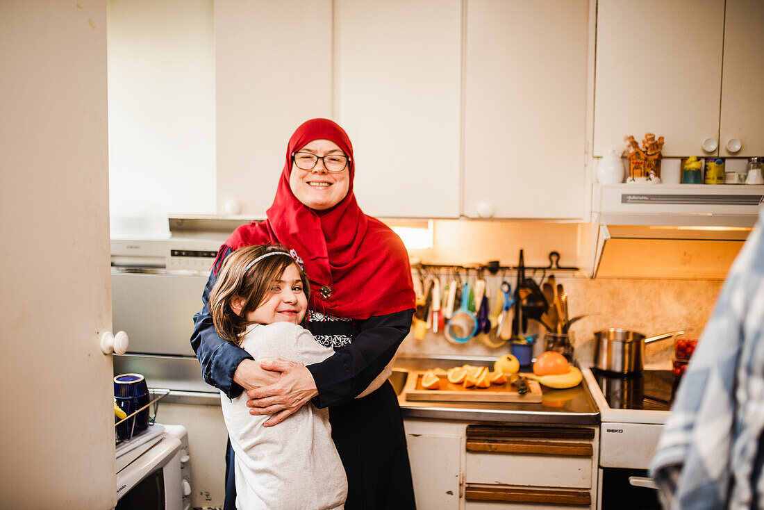 Mutter mit Tochter beim Umarmen