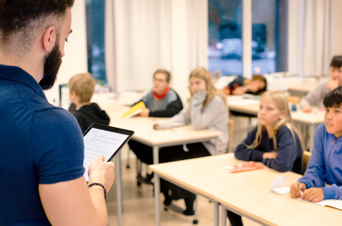 Lehrerin vor der Klasse