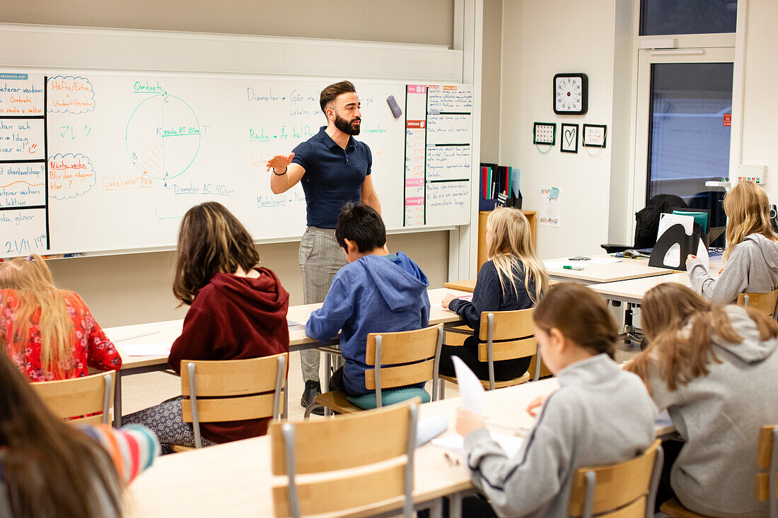 Lehrerin vor der Klasse