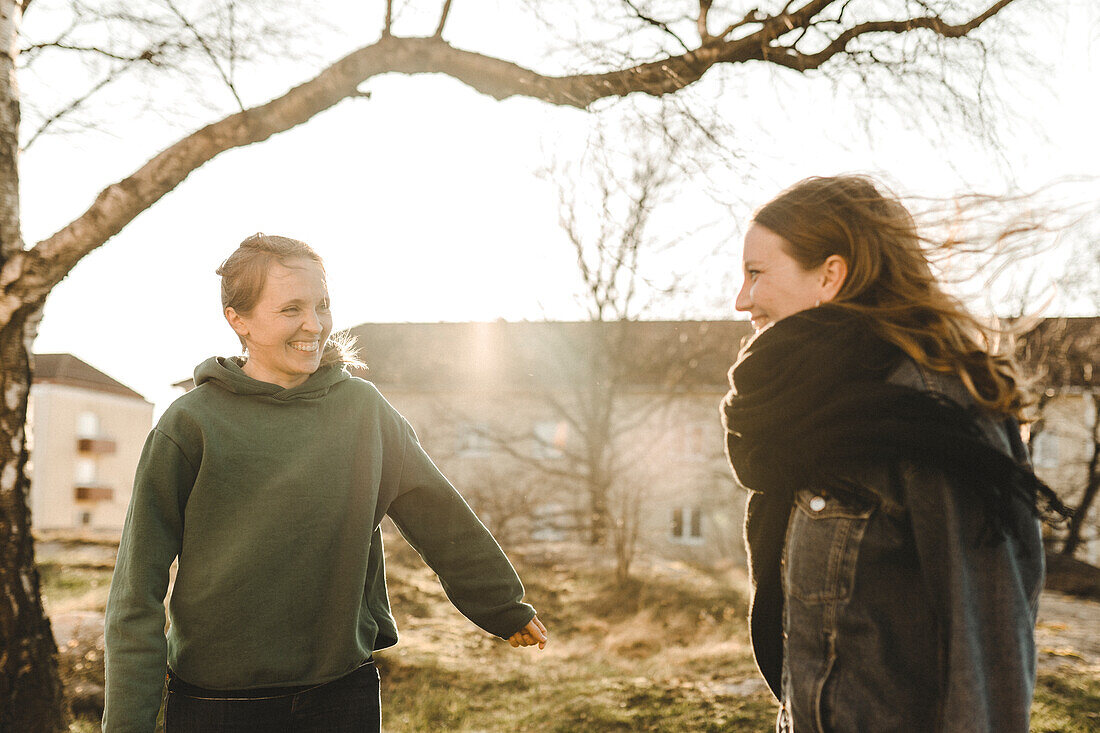 Lächelnde Frauen an der Quelle