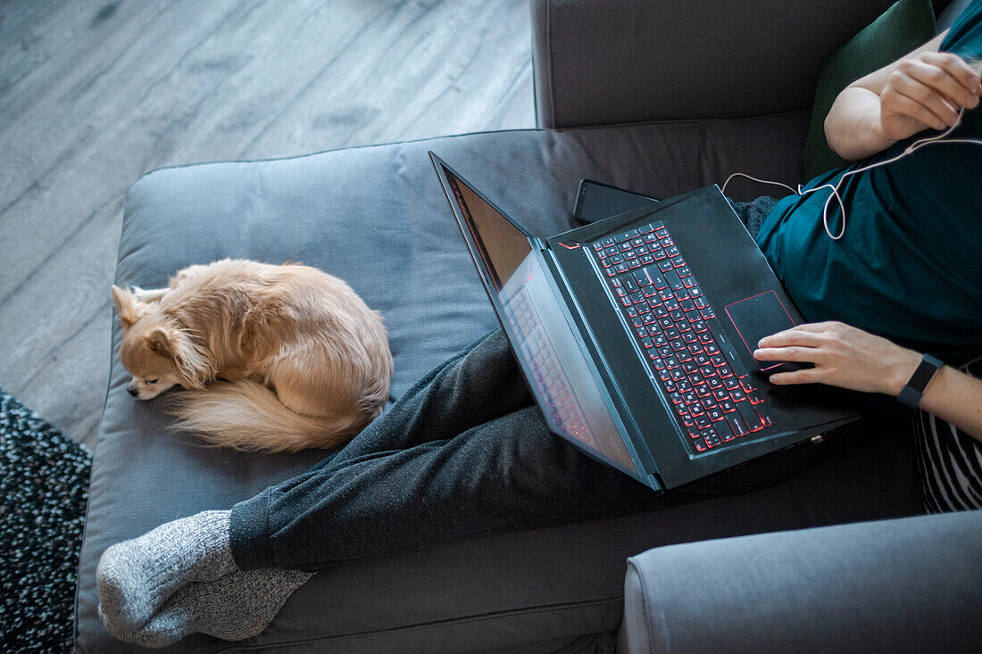Frau im Wohnzimmer mit Laptop