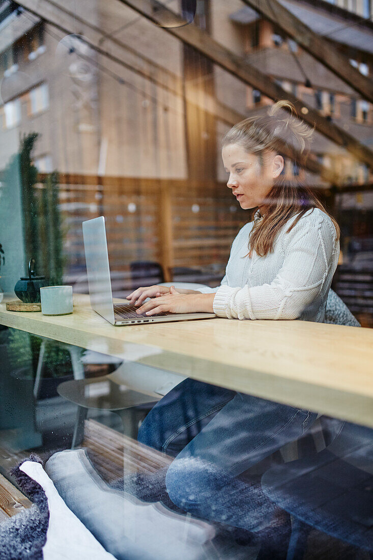 Frau mit Laptop in einem Cafe