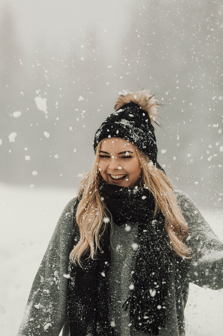 Glückliche Frau im Winter