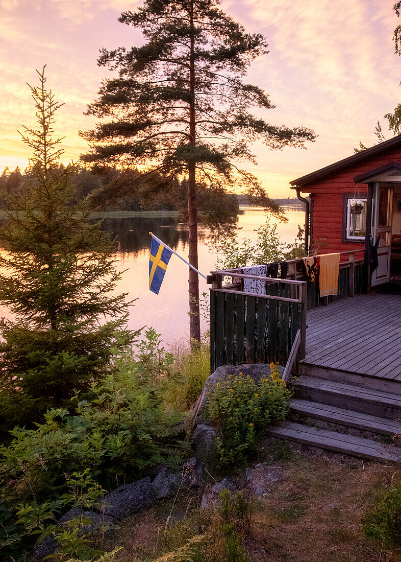 Schwedische Flagge auf einer Terrasse am See