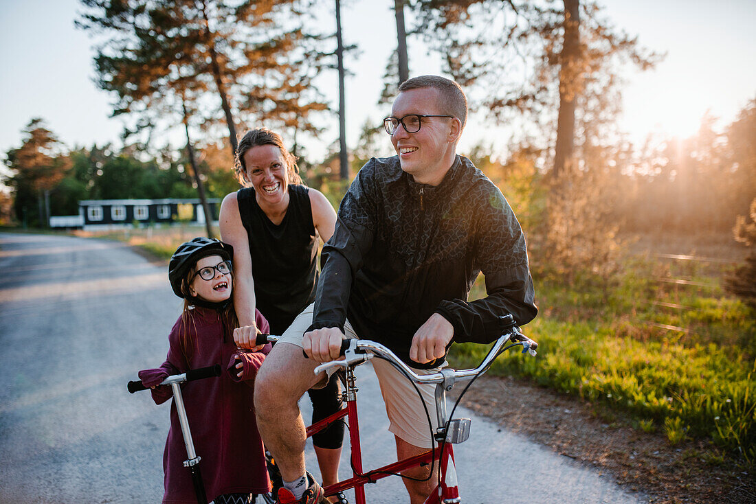 Eltern mit Tochter beim Radfahren