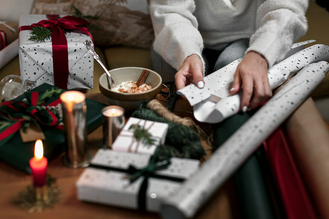 Frauenhände verpacken Weihnachtsgeschenk