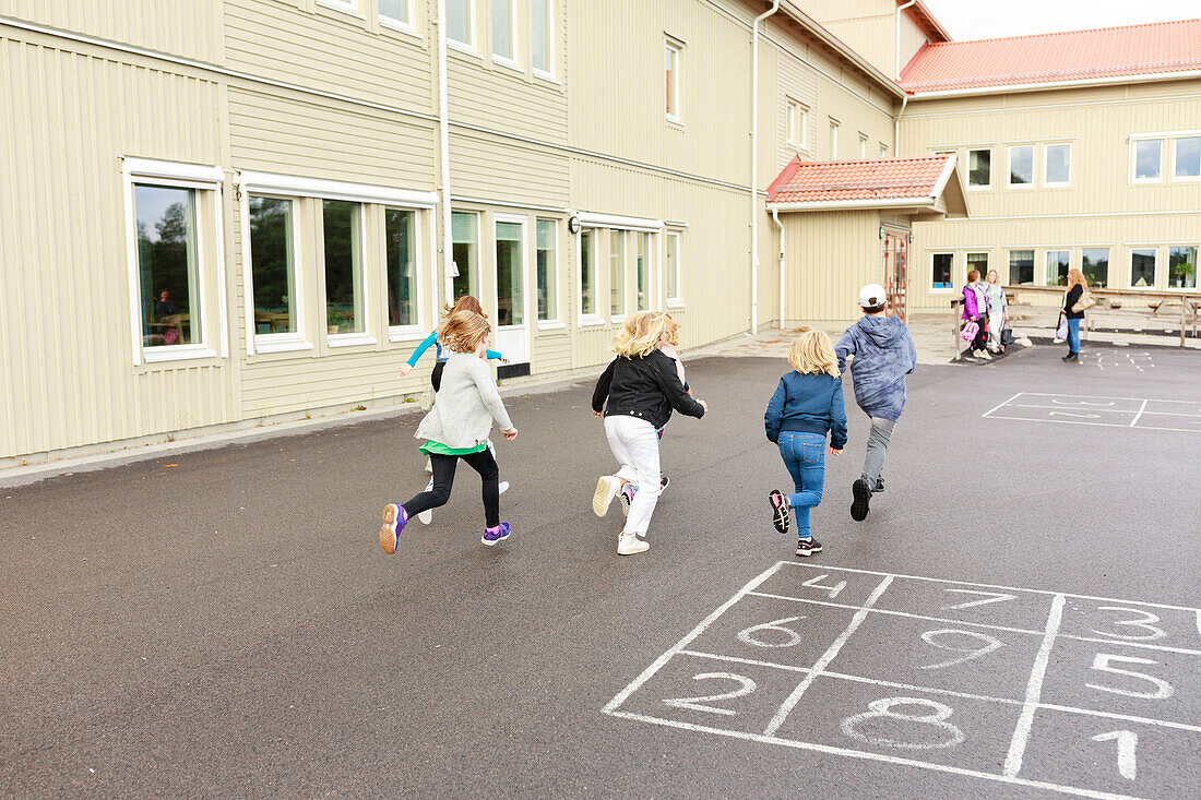 Kinder rennen auf dem Schulhof