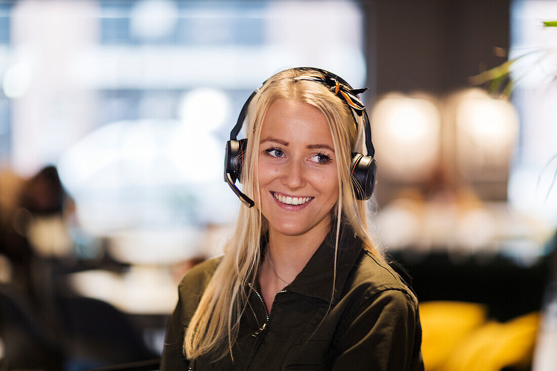 Frau mit Headset im Büro