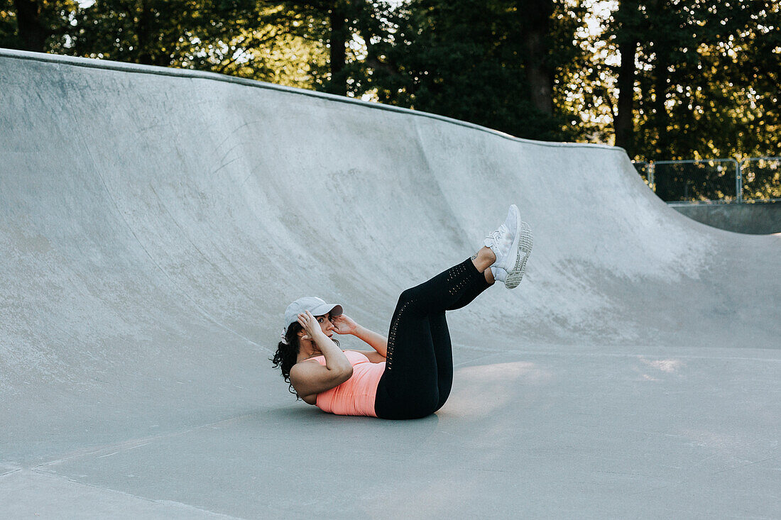 Frau macht Sit-ups