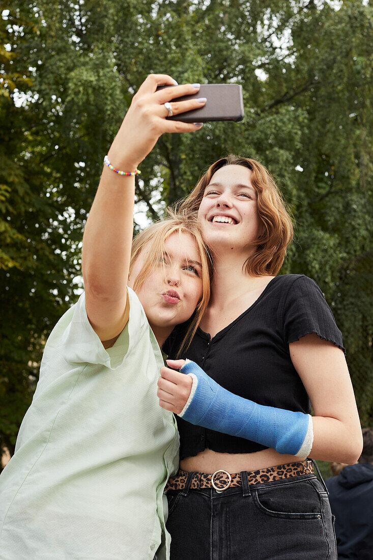 Lächelnde junge Frauen machen ein Selfie