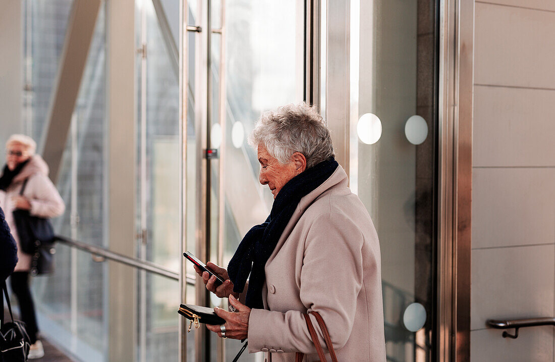 Senior hält Mobiltelefon