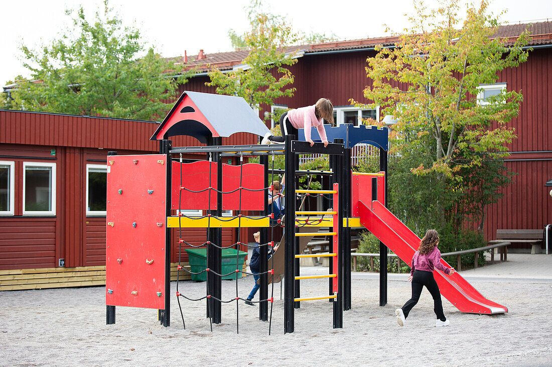 Spielende Kinder auf dem Spielplatz