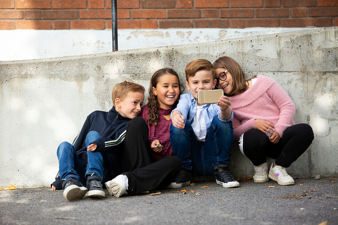 Kinder machen ein Selfie