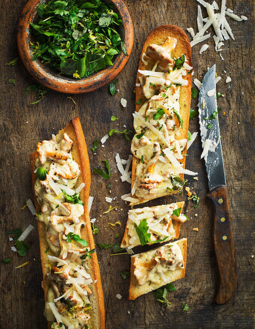 Chanterelles with cheese on baguette