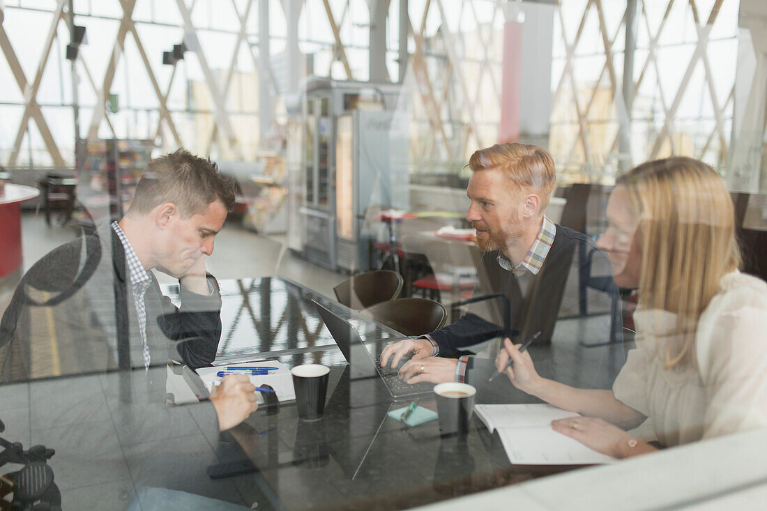 Mitarbeiter bei einem Treffen im Flughafencafé