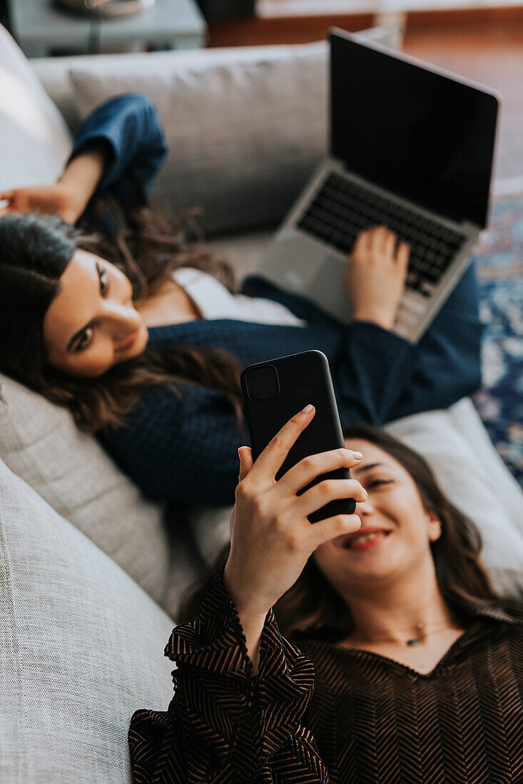 Weibliche Coworker auf Sofa