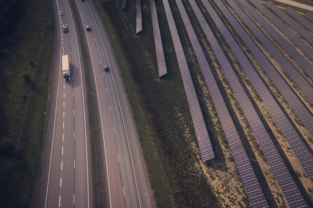 Luftaufnahme eines Solarparks und einer Autobahn
