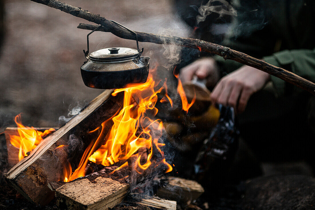 Kessel über Holzfeuer