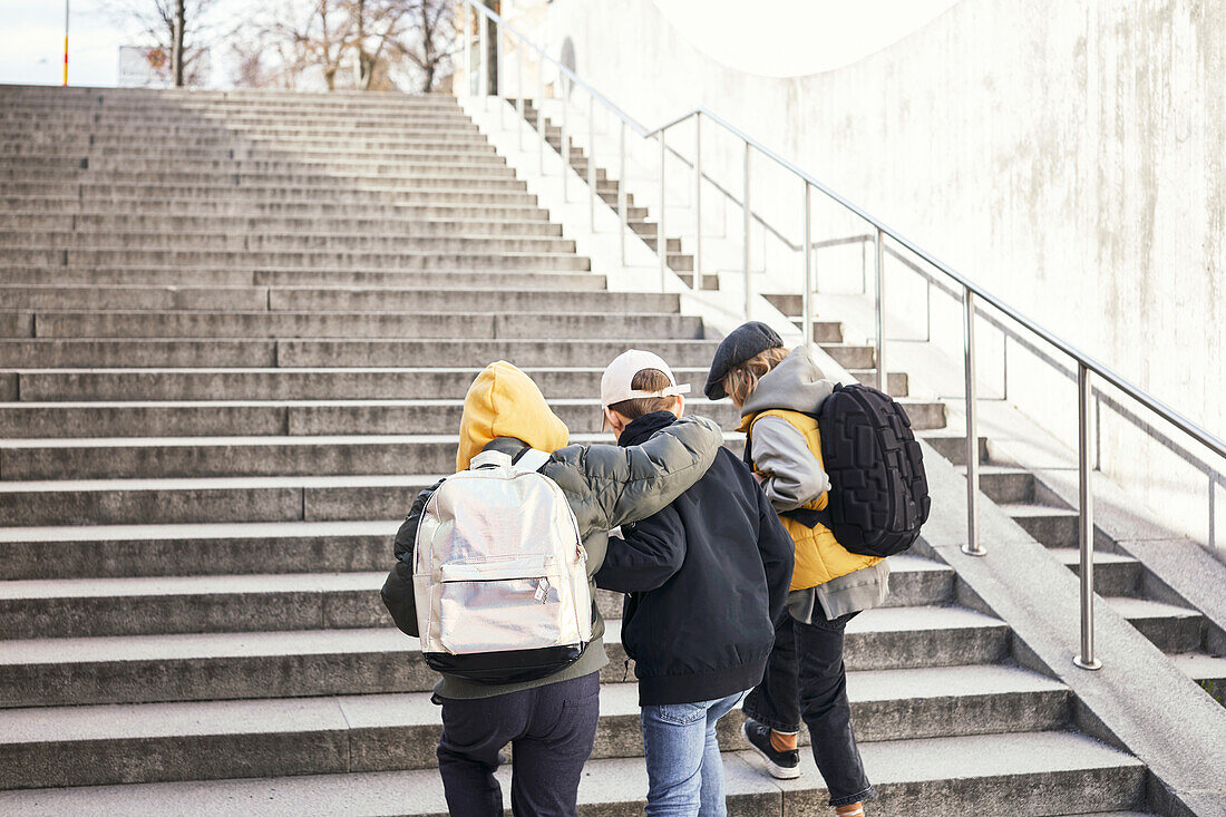 Kinder, die zusammen laufen