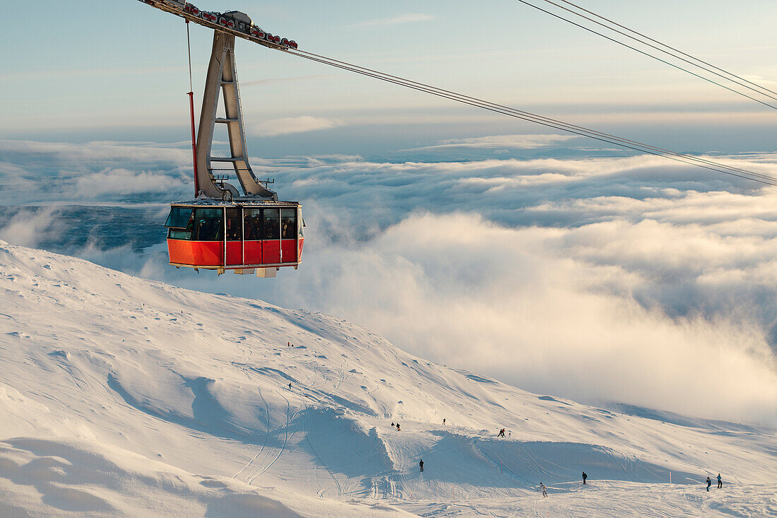 Skilift über Wolken und Skipiste