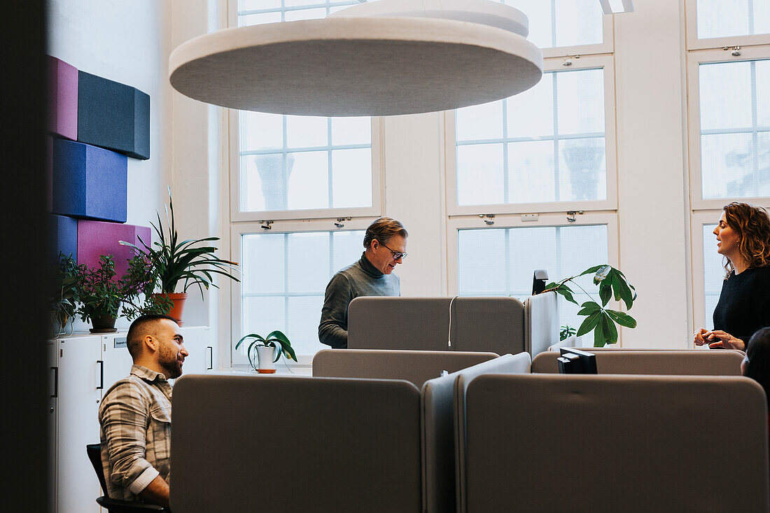 Menschen, die in einem modernen Büro arbeiten