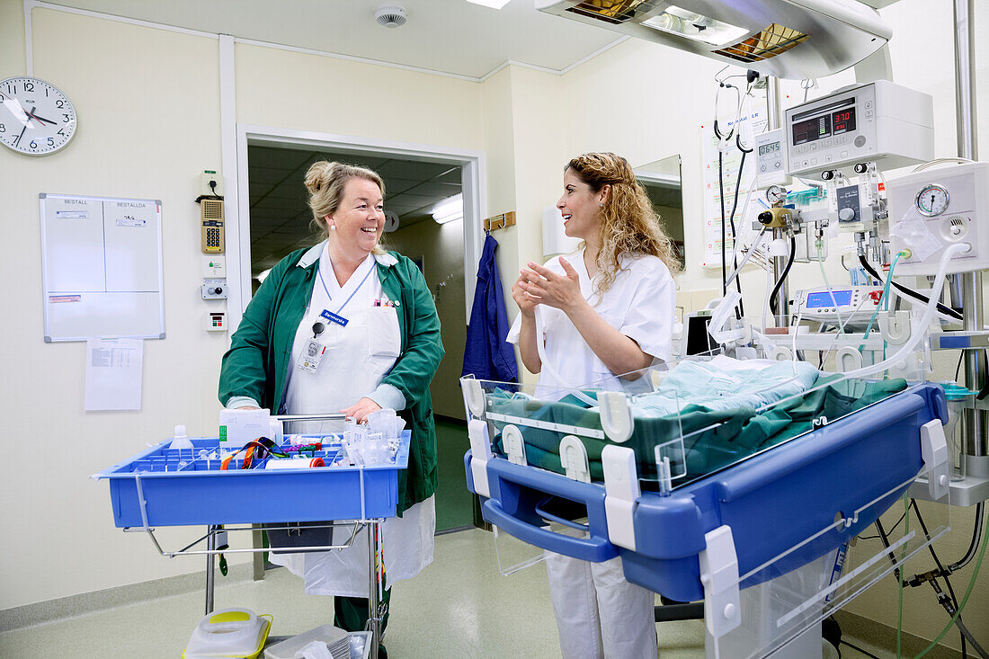Zwei Krankenschwestern arbeiten im Krankenhaus