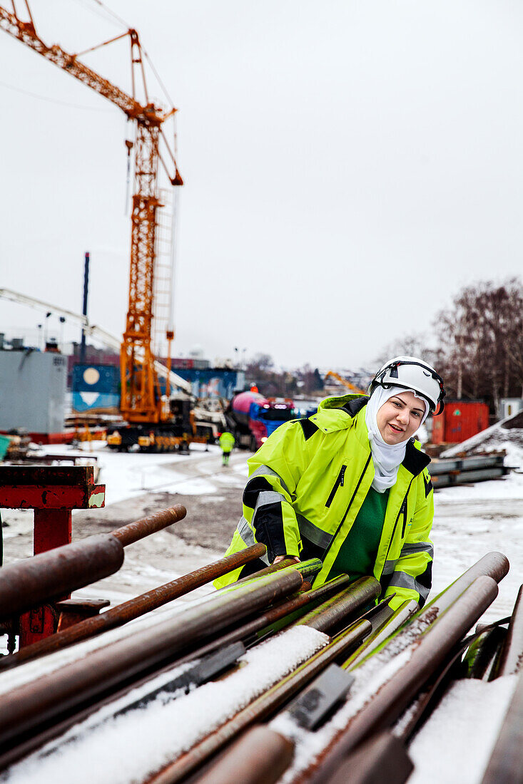 Frau auf einer Baustelle