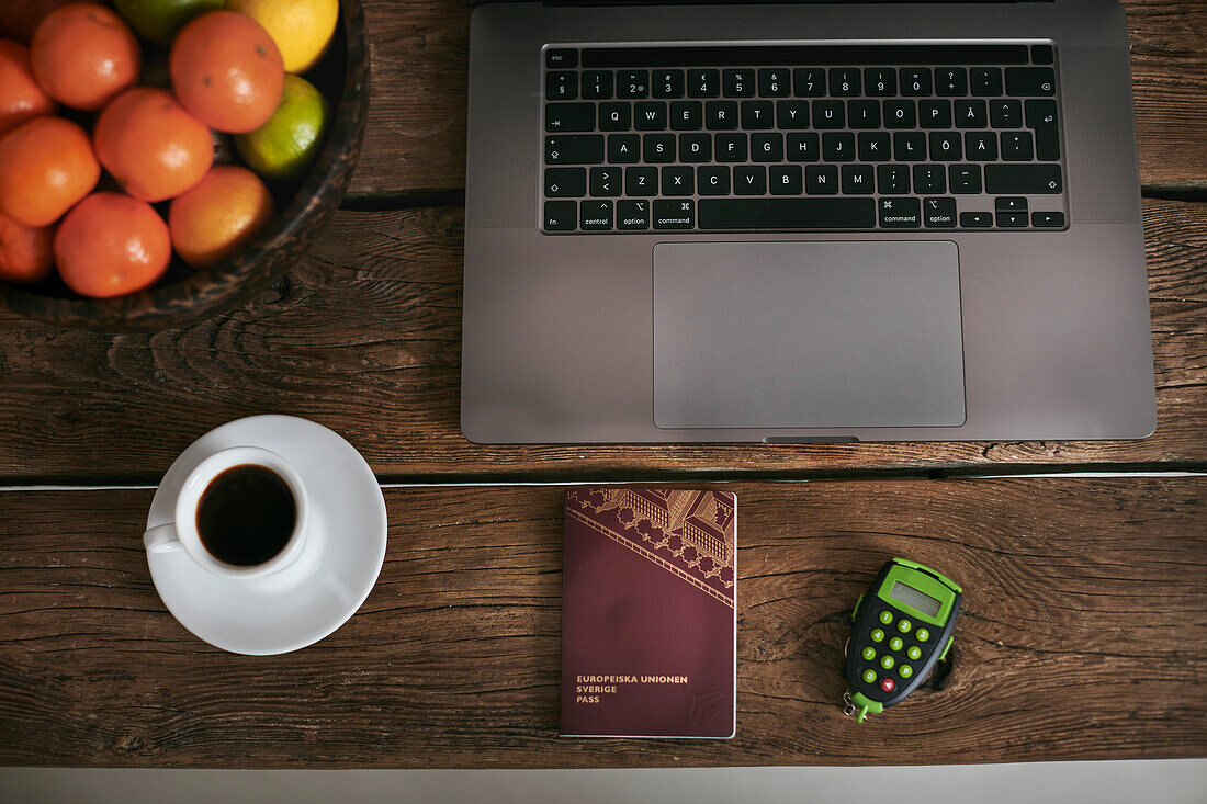 Kaffeetasse und Reisepass auf Küchenarbeitsplatte