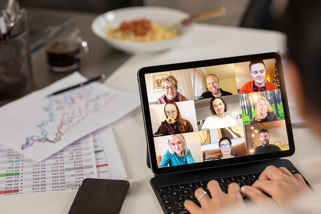 Person mit Videoanruf auf digitalem Tablet